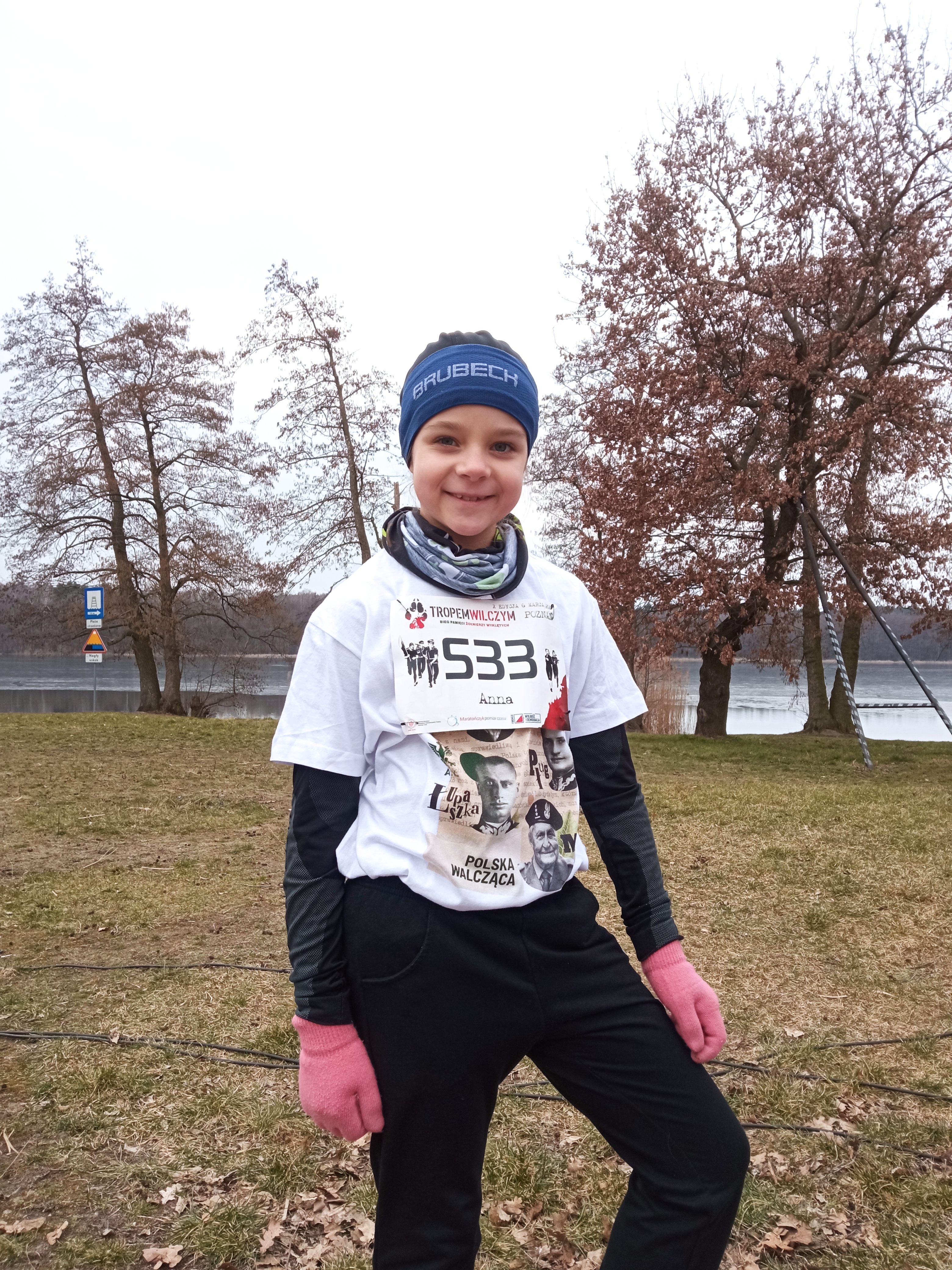 Uśmiechnięta dziewczynka w stroju sportowym